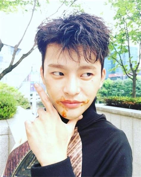 He plays the lead role as prince gwanghae. Seo In Guk قام برفع صورة له في موقع تصوير "Shopping King ...