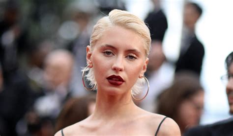 Cannes 2023 Iris Law Audacieuse La Fille De Jude Ose La Transparence