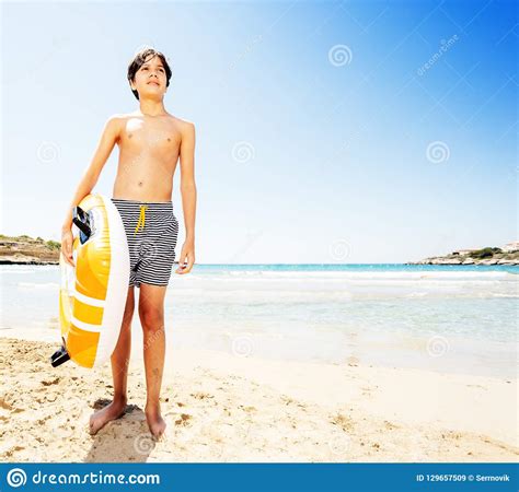 Adolescente En La Playa Arenosa Con El Flotador Inflable Imagen De Archivo Imagen De Joven