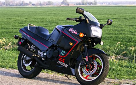 In europe both models were different in every country with unlike colors and designations. kawasaki, Ninja, 600r, Motorcycles, Fields, Grass, Old ...
