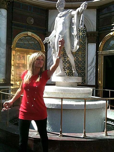 40 Hilarious Pics Of People Posing With Statues