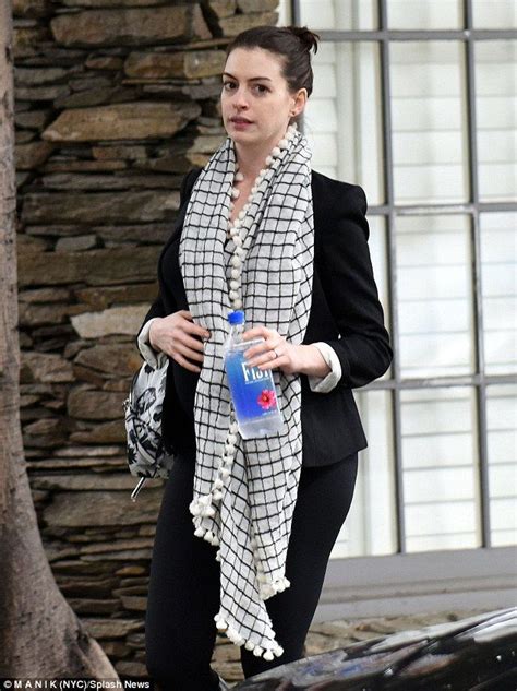 Pregnant Anne Hathaway Steps Out Without Make Up In Nyc Anne Hathaway
