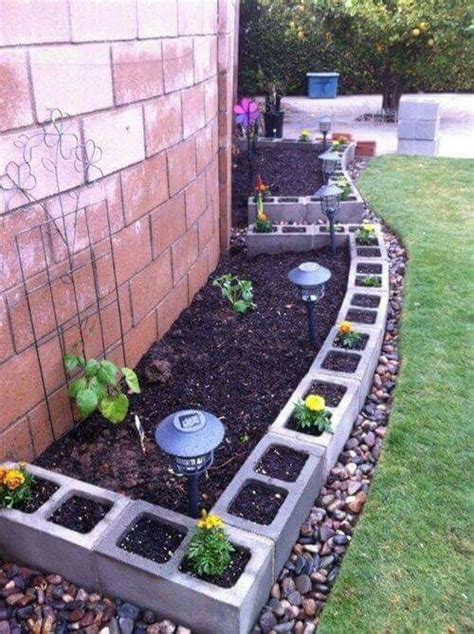 Need some gardening advice or landscaping ideas? Jardinera baja con bloques huecos de cemento | Jardines ...