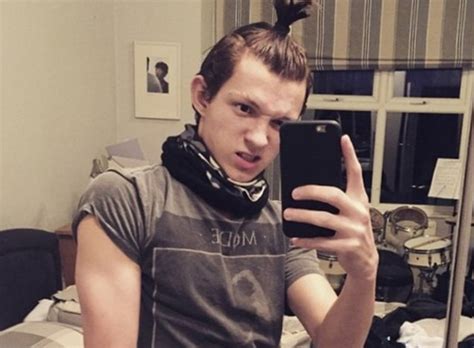 The english actor reportedly weighs 64 kg or 141 pounds and has a height of 5'8″ (173 cm). Tom Holland weight, height and age. We know it all!