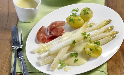 Weißer Spargel aus dem Ofen mit Zitronen Butter Sauce Kerbelkartoffeln
