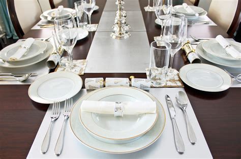 How to set a table for an everyday dinner. AM Dolce Vita: 2013 Holiday Dinner Table Setting