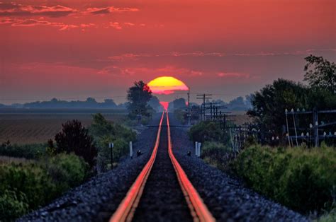 This Railway Lined Sunset Happens Once A Year Rpics