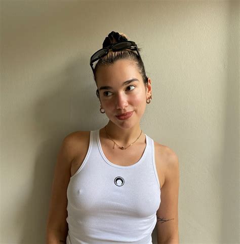 In 2015, she was signed with warner music. Dua Lipa: sotto il top niente (e Instagram impazzisce)
