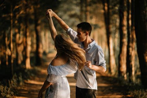 Couple Poses And Photography Ideas To Capture Genuinely Romantic