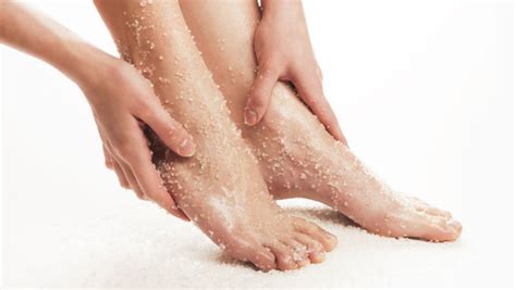 Keep them dry some of you suffer from dry feet, while others suffer from sweaty, wet feet, which makes you more prone to athlete's foot and other fungal problems. How to Keep Your Feet Soft