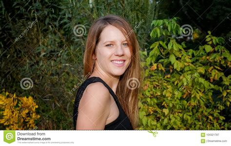 Mooi Brunette Met Lang Haar In Het Groene Park Die En De Camera Tijdens