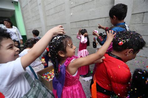 Fotogalería Sonrisas Y Cascarones En Carnaval Prensa Libre