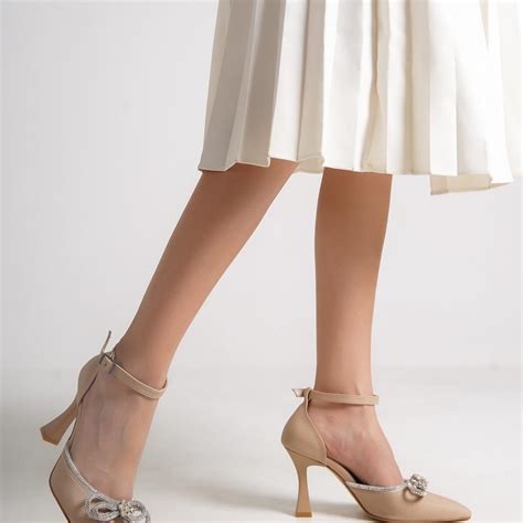Modabuymuş Ten Rengi Saten Fiyonk Taşlı Stiletto Kadeh Topuklu Ayakkabı