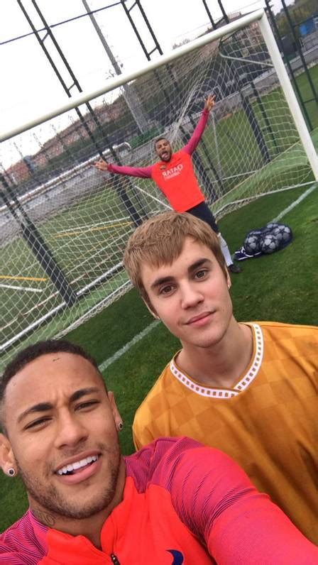 futebol dos amigos justin bieber e neymar treinam juntos e tiram selfie midiorama