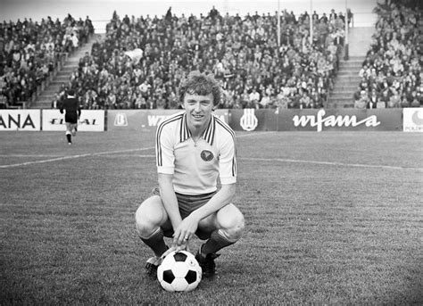 Jest jednym z najwybitniejszych polskich piłkarzy w historii oraz należy do grona stu najlepszych piłkarzy w historii piłki światowej (ranking obejmuje tylko piłkarzy obecnie żyjących). "Zibì" Zbigniew Boniek - of Widzew Lodz 1982 | Fútbol