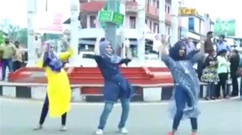 انڈیا مسلمان لڑکیوں کے حجاب میں رقص پر مذمت Bbc News اردو