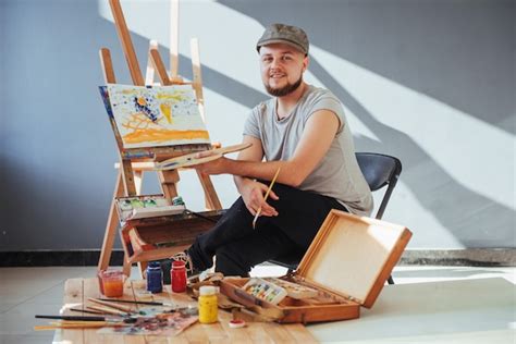 Artista Pintando Un Cuadro En Un Estudio Foto Premium