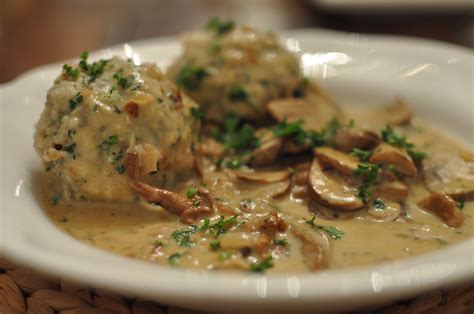 Semmelknödel mit Pilzrahmsoße