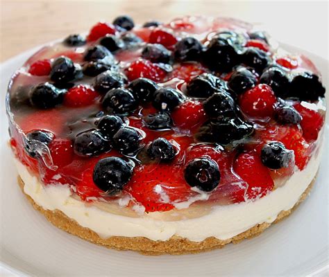 Erdnusskuchen mit getrockneten früchten auf einem kuchengitter abkühlen lassen und aus der form lösen. Joghurt - Sahne - Torte mit frischen Früchten (Rezept mit ...