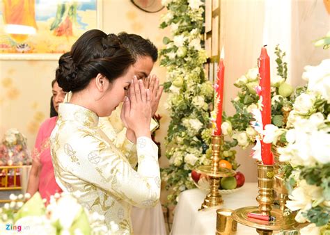 Võ hạ trâm thẳng thắn cho biết, cô đang bị giám khảo chèn ép ở cuộc thi gương mặt thân quen nhưng vẫn tiếp tục cuộc chơi vì bản thân, gia đình và khán giả. Võ Hạ Trâm đeo kín vàng lên xe hoa với ông xã Ấn Độ - Tin ...