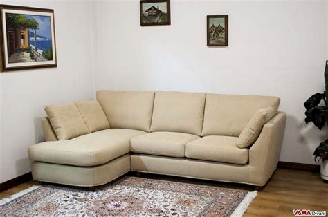 Scopri la vasta gamma di divani angolari che potrai acquistare con forti sconti rispetto al prezzo di listino grazie. Divano ad angolo di dimensioni ridotte con penisola | IDFdesign