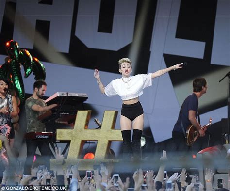 Miley Cyrus Bumps And Grinds With Female Dancers On Jimmy Kimmel Live Daily Mail Online