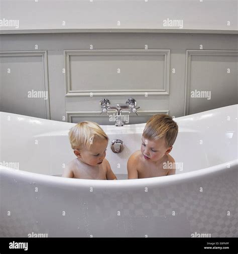 zwei jungen in der badewanne stockfotografie alamy