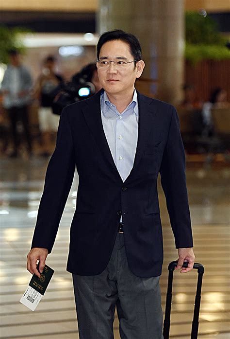 서울구치소에 구속 수감 중인 이재용 삼성전자 부회장이 19일 오후 삼성서울병원에서 응급수술을 받고 회복 중이다. 이재용 부회장, 반도체 소재 대책 마련 위해 긴급히 '일본행'