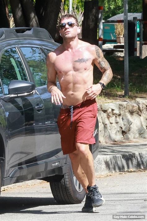Free Ryan Phillippe Shows Off His Muscle Bare Body The Gay Gay