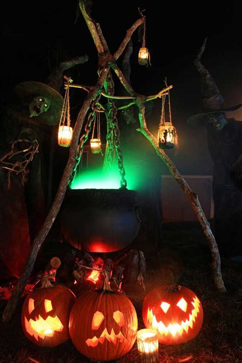 See more ideas about outdoor halloween, front yard halloween decorations, halloween outdoor decorations. 46 Cool DIY Outdoor Halloween Decorations (Cheap & Easy!)