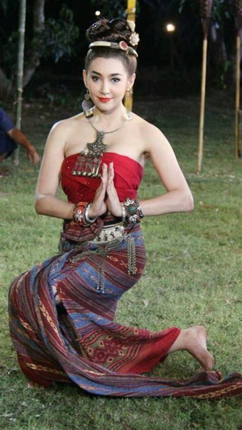 Thai Original Dress Northern Style นางแบบ ผู้หญิง กระโปรงลายดอก