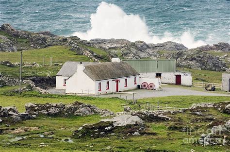 Irish Farm Cottage Atlantic Waves Beat The Coast At Malin Head On The