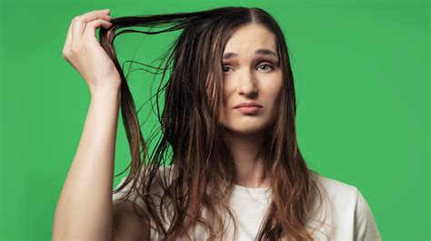 The Best Tricks For Dealing With Oily Hair