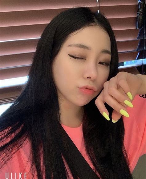 pin by 🖤𝒂𝒍𝒐𝒆𝒉𝒐𝒍𝒂🤍 on laysha hyeri kpop instagram