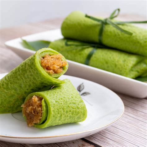 Another green kuih with gula melaka inside is klepon (indonesia). Kuih Ketayap / Kuih Gulung / Kuih Dadar - My Lovely Recipes