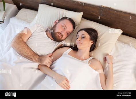 Un Homme Avec Une Femme De Chambre à Coucher Lits Couchage Photo Stock Alamy