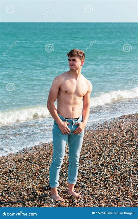 Senza Camicia Sulla Spiaggia Fotografia Stock Immagine Di Corpo Proposta