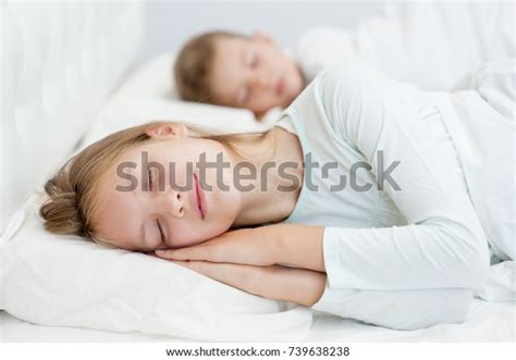 Brother Sister Sleeping On Bed Together Foto Stock 739638238 Shutterstock