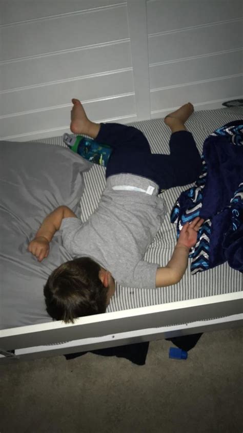 35 People Who Were Caught Sleeping In Extremely Uncomfortable Positions Twblowmymind
