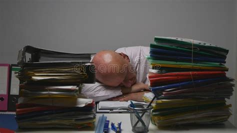 Hombre De Negocios Cansado Image Sleeping On El Escritorio En Sitio