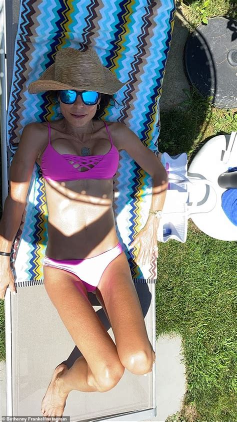 Bethenny Frankel Puts Her Figure On Display As She Poses In A Bikini Daily Mail Online