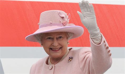 The Queen Arrives At Balmoral But She Wont Be Able To Stay In Her