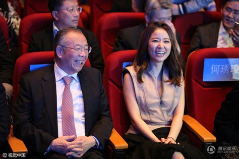 Vẫn biết lâm tâm như và hoắc kiến hoa rất giàu song dân tình vẫn phải bất ngờ vì thái độ của mỹ nhân họ lâm trước việc tậu xe, mua nhà đắt đỏ. Lâm Tâm Như "khổ sở" với chiếc váy gợi cảm tại sự kiện