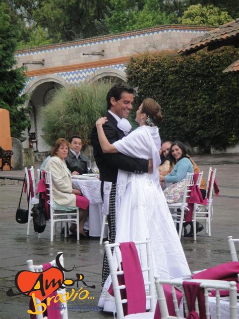 1 é conhecida na américa latina por interpretar papéis como paloma em cuando seas mía, ana leal em mi corazón es tuyo, renata monterrubio em cuando me enamoro, camila monterde em amor bravío e como fernanda em mañana es para. Telenovelas Hoy: La boda en Amor Bravio con Silvia Navarro ...