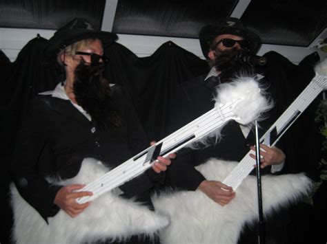 Avec le batteur frank beard et le bassiste dusty hill, il fonde le trio zz top, célèbre pour un look et un jeu de scène basé sur le folklore texan le plus roots. Dusty Hill (Margaretha) & Billy Gibbons (Bill) | ZZ Top ...