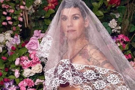 Lili caneças surpreende beatriz gosta: Beatriz Gosta imita Beyoncé em sessão fotográfica grávida