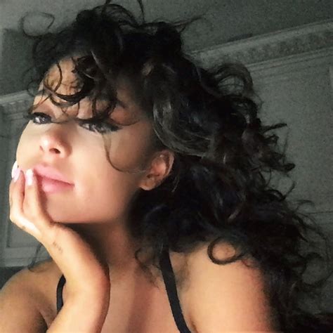 Ariana Grande Shows Off Her Natural Hair in Head-Turning Selfie | E! News