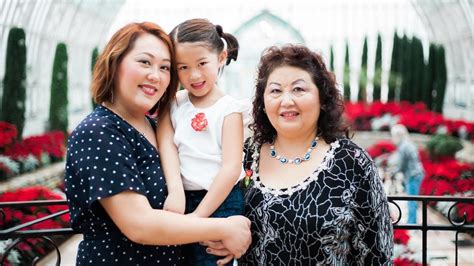 How a mom-daughter talk led to a global celebration of Hmong women ...