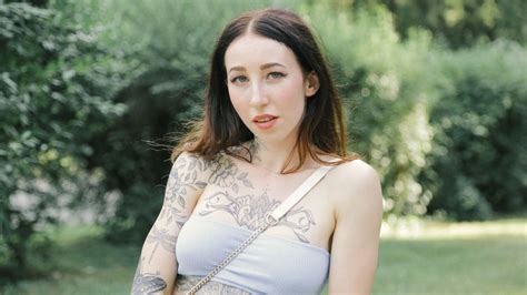 Esluna A Blowjob For A Free Tattoo