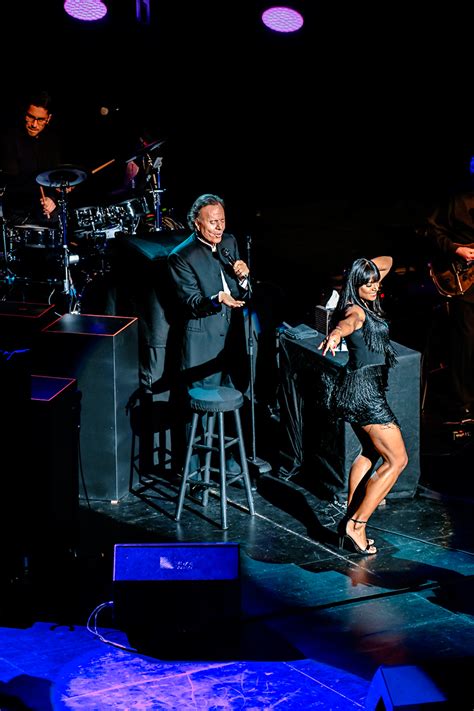 Legendary Spanish Singer Julio Iglesias Performs In San Antonio Front